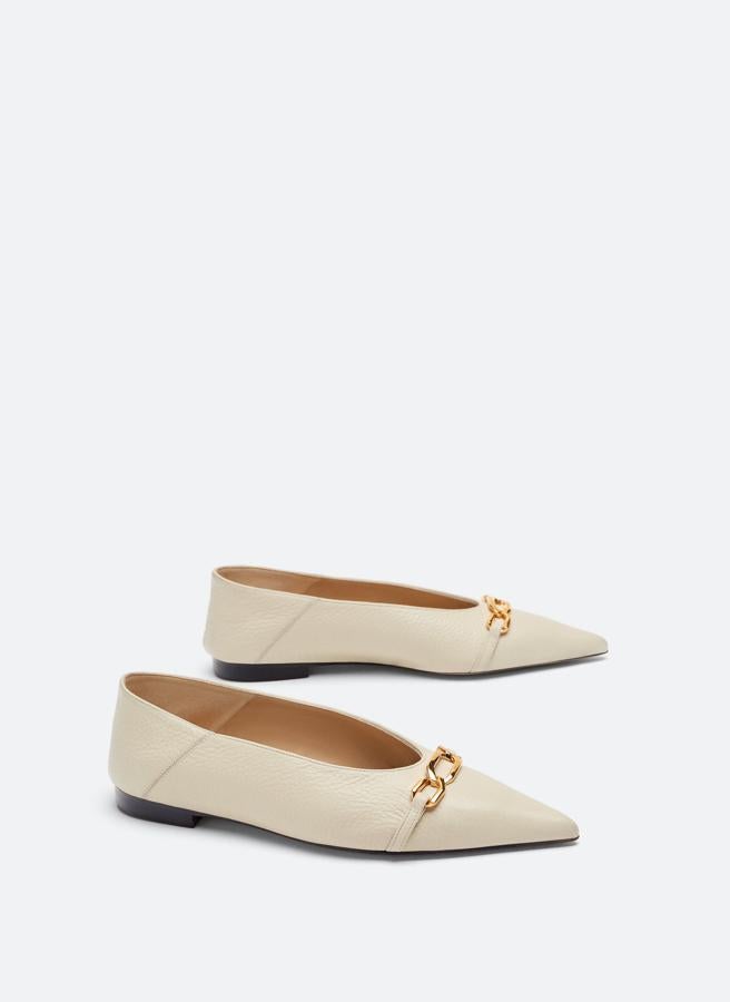 Estas bailarinas de piel flexible de Uterqüe se pueden llevar destalonadas. Su precio en las rebajas, 39.90 euros.