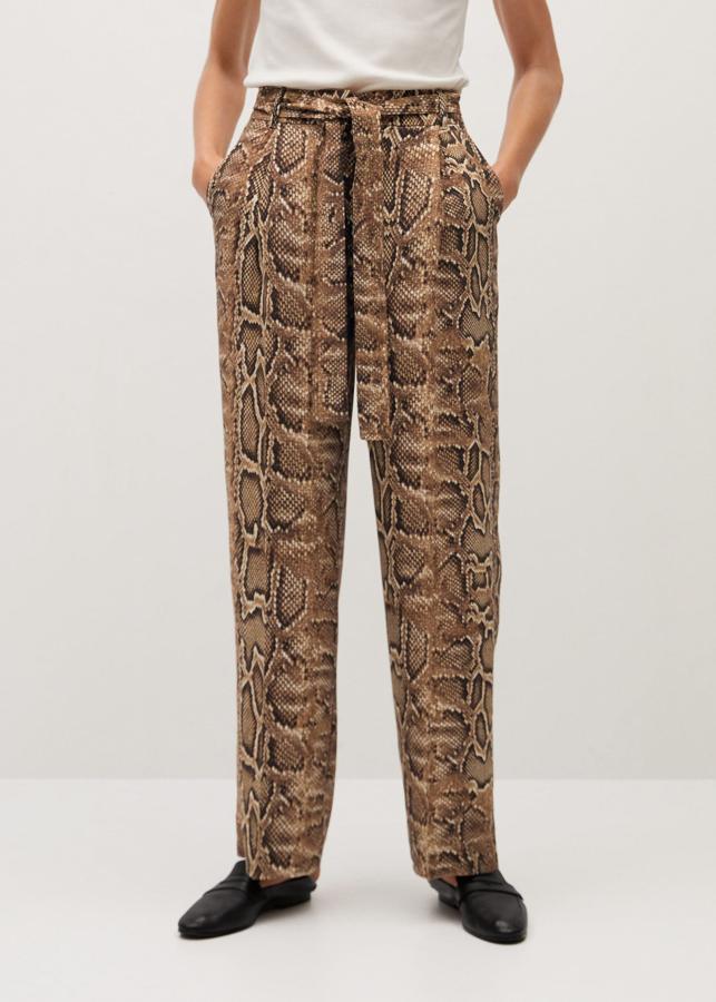 Diseño recto con perneras anchas para este pantalón de Mango en tejido fluido con cinturón a tono extraíble, bolsillos laterales y estampado de serpiente en marrón y negro. De 39,99 euros ha pasado a costar 17,99 euros y está disponible entre las tallas 32 y 44.