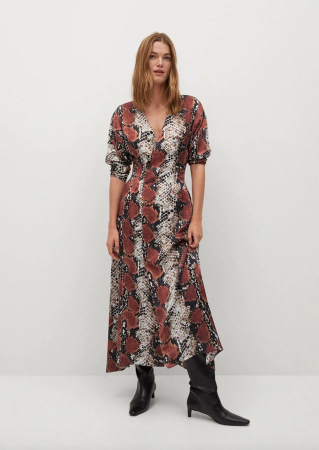 Diseño acampanado y tejido fluido para este vestido asimétrico en evasé y formato midi con escote de pico cruzado y mangas largas. Con estampado de serpiente en crudo y marrón, es de Mango y ha pasado de 49,99 euros y está disponible entre las tallas XS y XL.