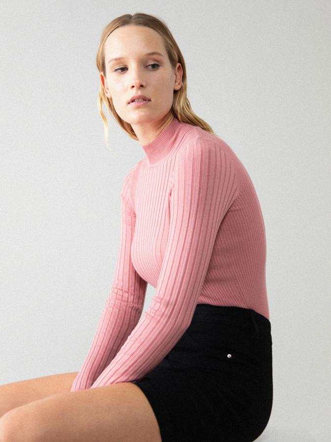 Disponible en nueve colores, entre ellos el rosa, el lila o el blanco, este jersey de cuello perkins confeccionado en punto fino de canalé ha pasado de 8,99 euros a 4,49 euros y está disponible entre las tallas XS y XL.