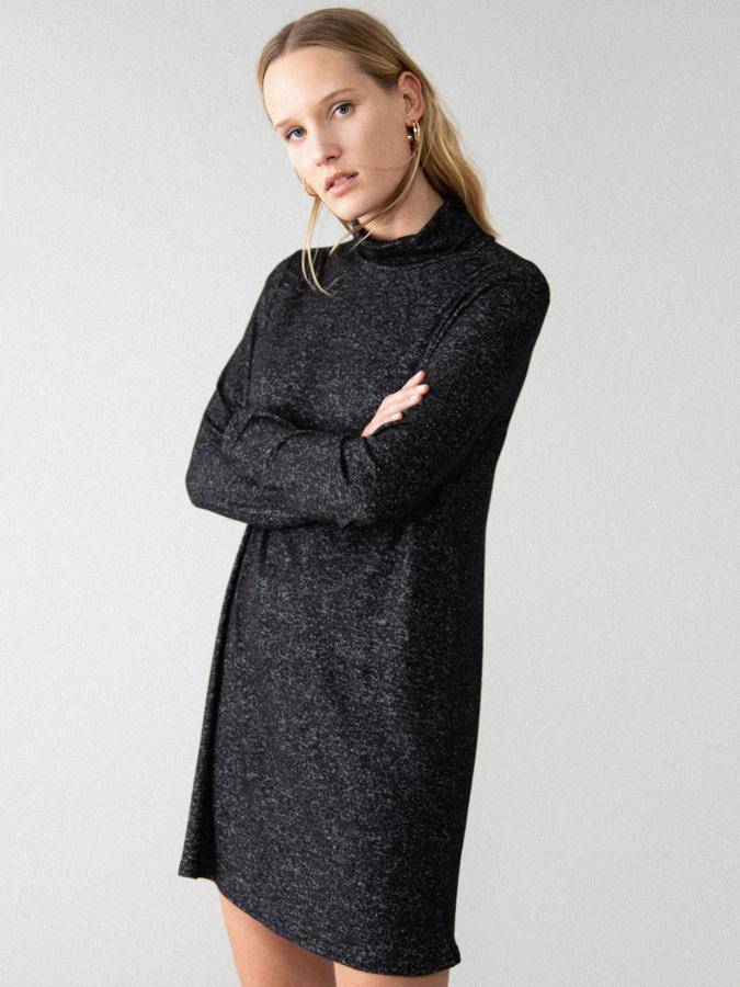 Disponible en gris, marrón, negro y berenjena, este vestido corto de manga larga con cuello subido está confeccionado en tejido de tacto suave y su diseño es de corte holgado. De 9,99 euros ha pasado a 4,99 euros y está disponible entre las tallas S y XL.