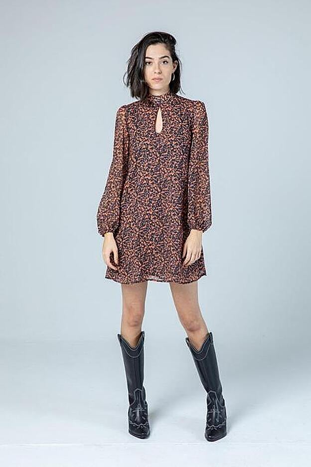 Vestido corto de manga larga y cuello alto. Rebajado de 44 a 33 euros.