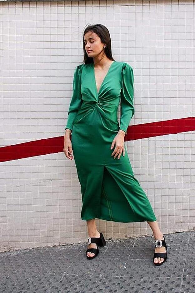 Vestido de invitada largo con escote en pico. Rebajado de 94 a 71 euros.