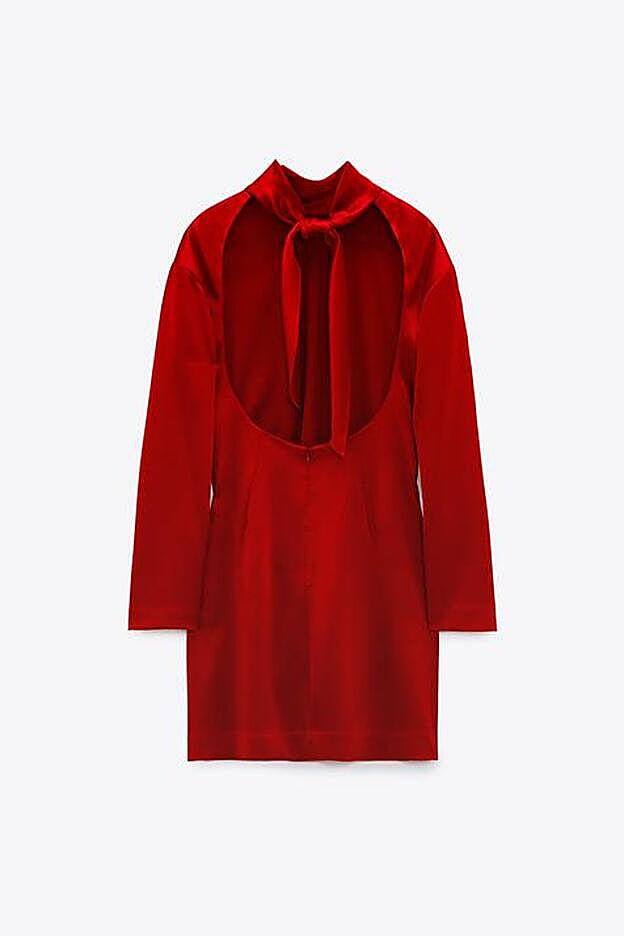 La espalda de este mini vestido rojo de Zara es abierta y lleva una bonita lazada al cuello.