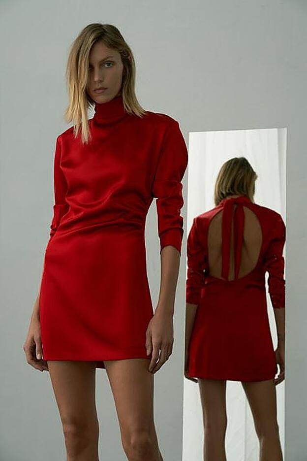 Vestido rojo satinado con espalda abierta de la colección Love de Zara (49,99 euros)