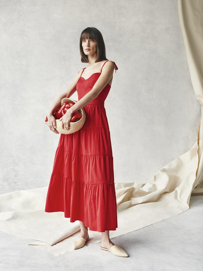 Otro diseño de su colección es este vestido largo de escote corazón.