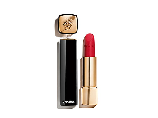 Rouge Allure Velvet Le Lion de Chanel (41 €).
