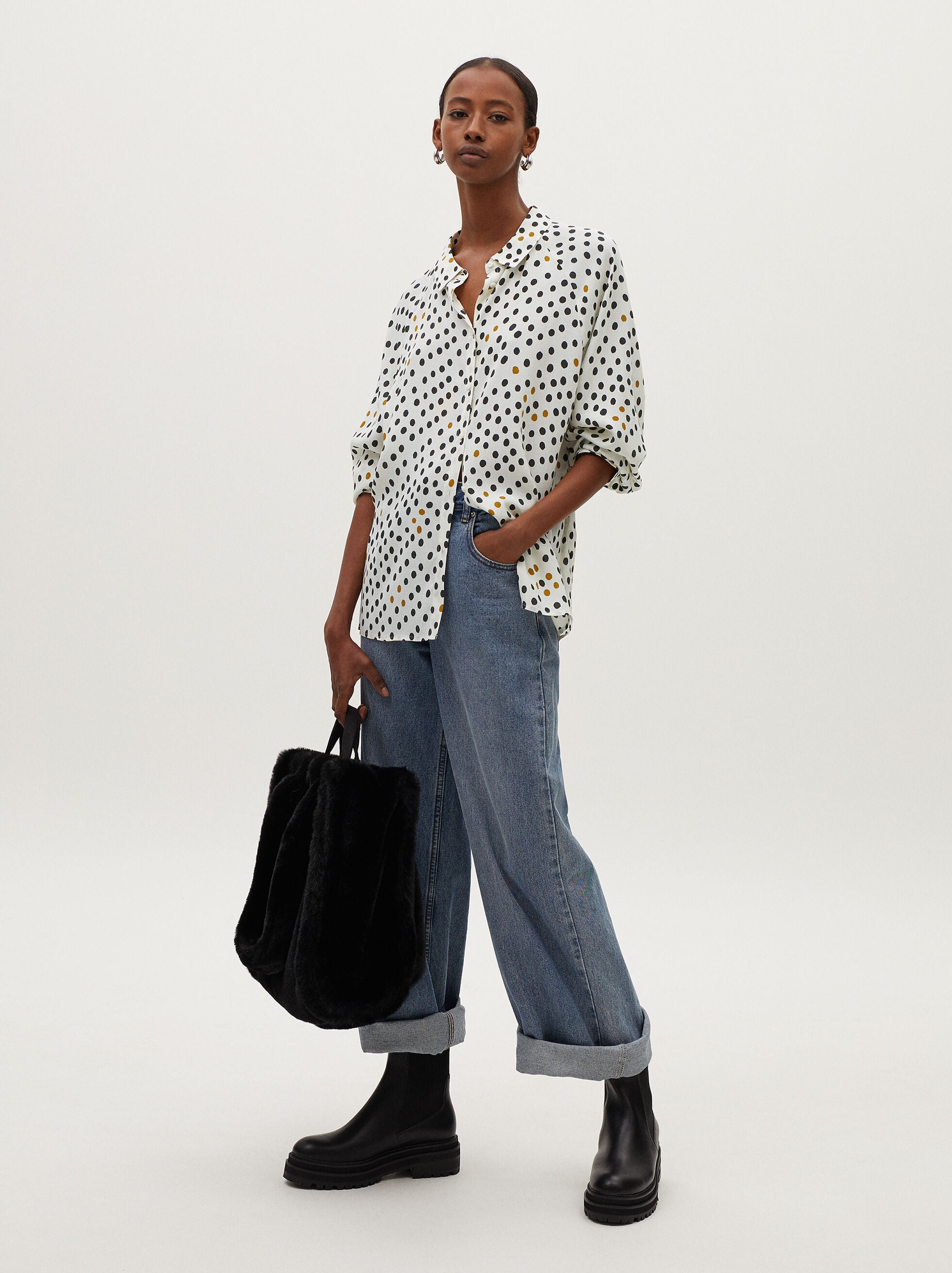 Camisa blanca con lunares en azul y mostaza. Un diseño súper estiloso y favorecedor que sienta de maravilla con vaqueros. (25,99 euros en Parfois).