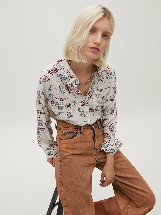 Camisa oversize blanca con estampados florales en diferentes colores. (29,99 euros).
