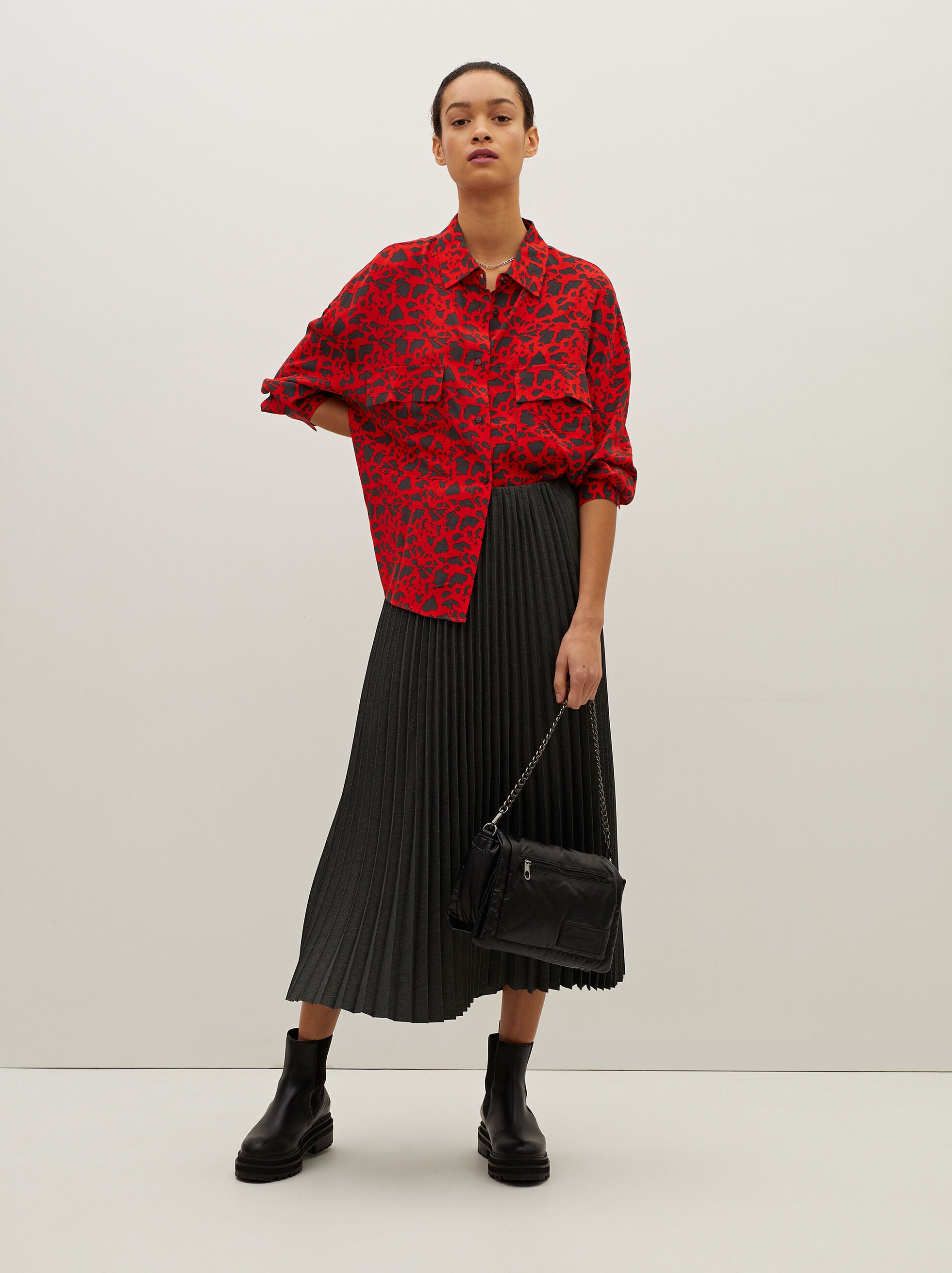 Camisa estampada en color rojo. (25,99 euros).