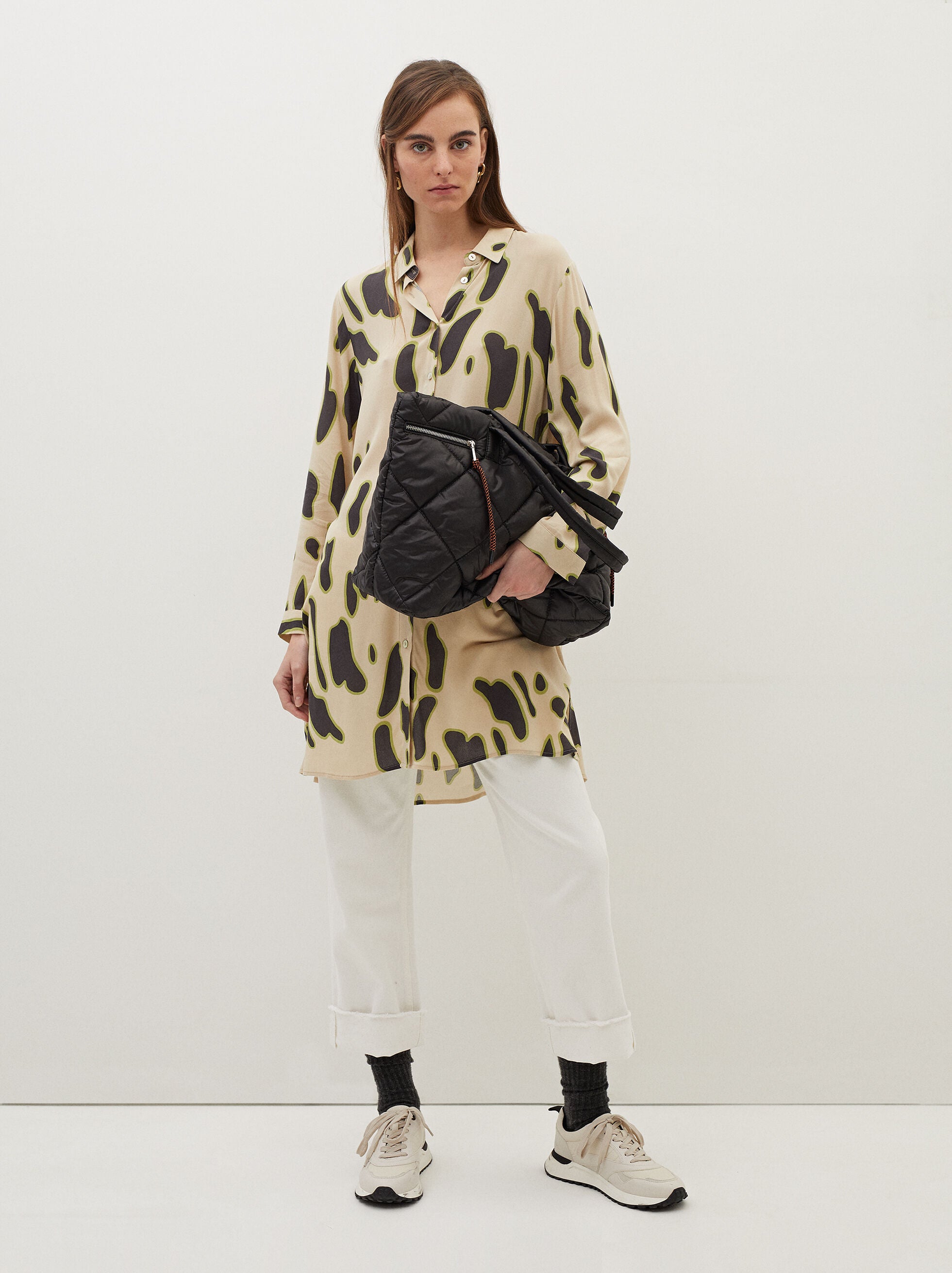 Camisa estilo vestido camisero, una prenda ancha, holgada y super cómoda para llevar con vaqueros ¡o en solitario! (25,99 euros).