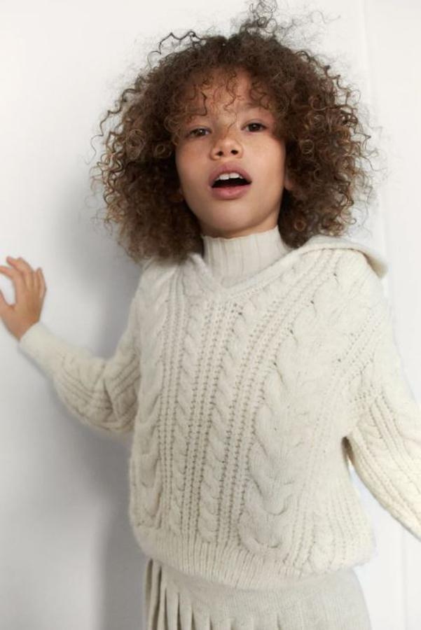 Este jersey de punto de ochos con capucha cuesta 15.95 euros en Zara Kids.