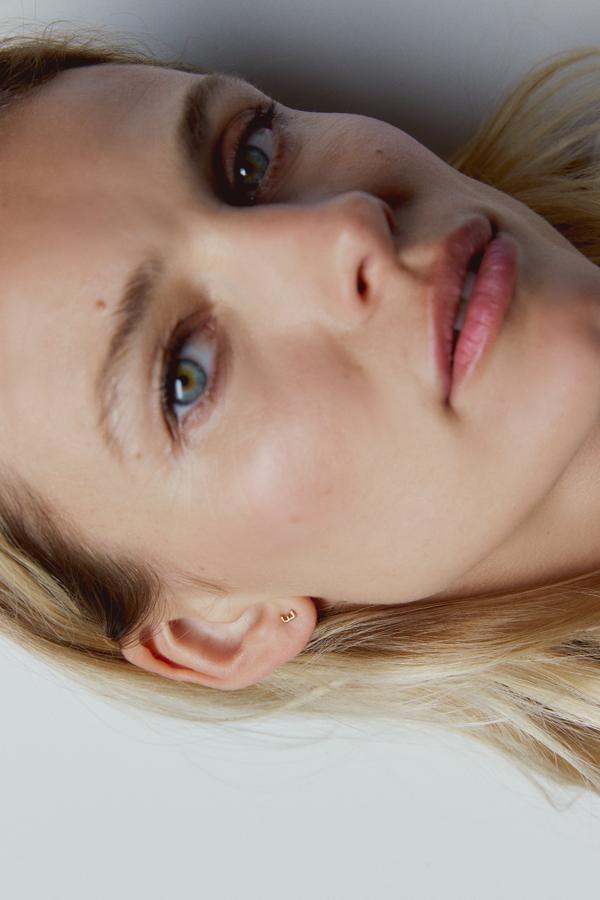 Pendiente con inicial en plata de ley chapada en oro de la colección "Sterling silver alphabet collection" de Zara (12,99 euros)