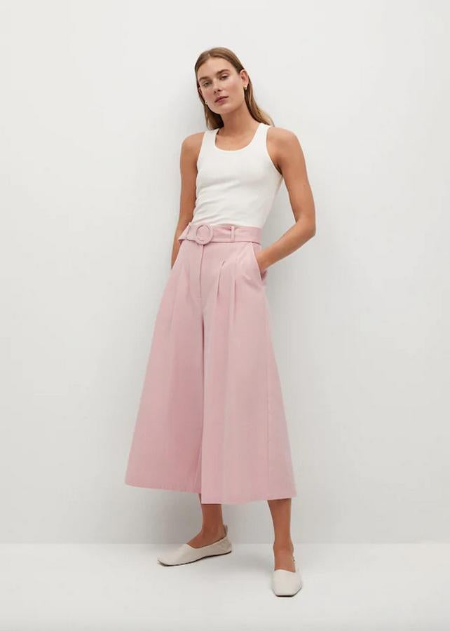 En rosa claro, este pantalón de diseño culotte con diseño crop y detalle de pinzas es de Mango y tiene el tiro alto, un cinturón ajustable a tono con hebilla forrada y bolsillos laterales. Tiene un precio de 29,99 euros y está disponible entre las tallas XS y L.