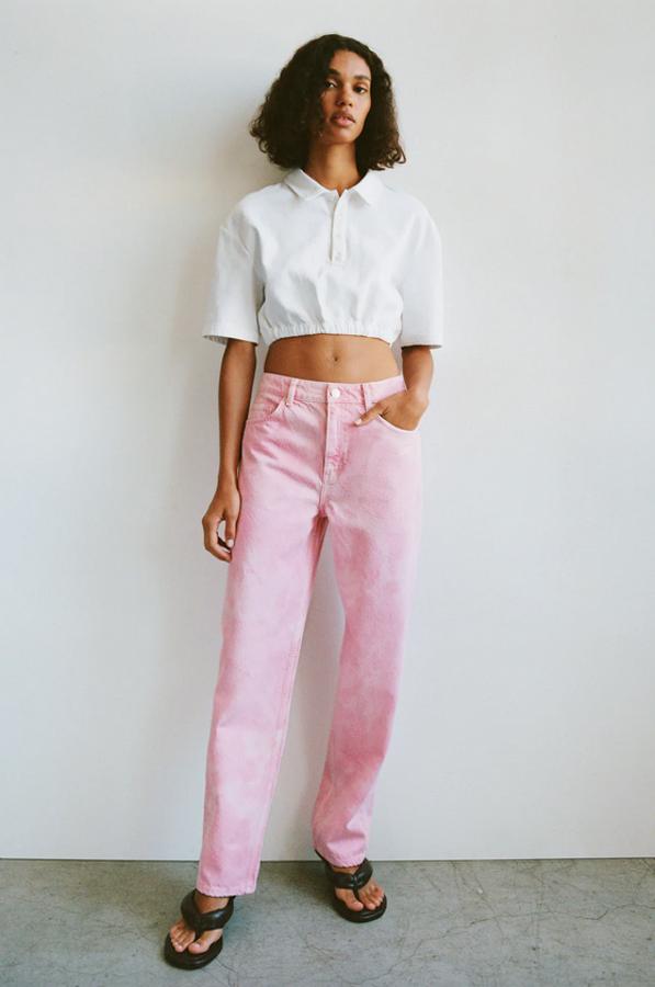 Diseño tye dye en rosa para estos vaqueros de tiro medio con cinco bolsillos, perneras anchas y cierre frontal con cremallera y botón. Son de Zara, cuestan 29,95 euros y están disponibles entre las tallas 32 y 46.