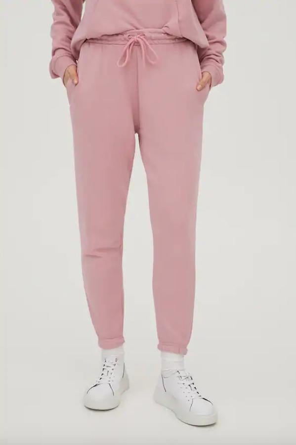De venta exclusiva en la web de Pull&Bear, este pantalón jogger con gomas en el bajo, cintura elástica con cordón y bolsillos tiene un precio de 12,99 euros y está disponible entre las tallas XS y XL.