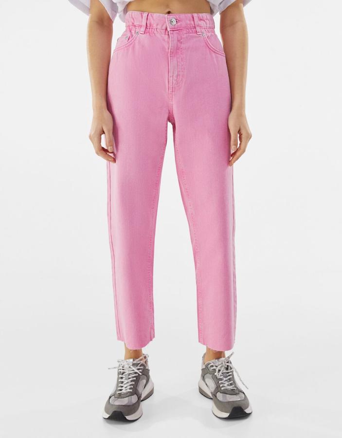 Con diseño recto y bajo deshilachado a la altura de los tobillos, este pantalón de sarga en color rosa chicle de Bershka viene con cintura elástica en la espalda, cierre de botón y cremallera y cuatro bolsillos. Confeccionado con algodón orgánico, cuesta 19,99 euros y solo queda en la talla 44.