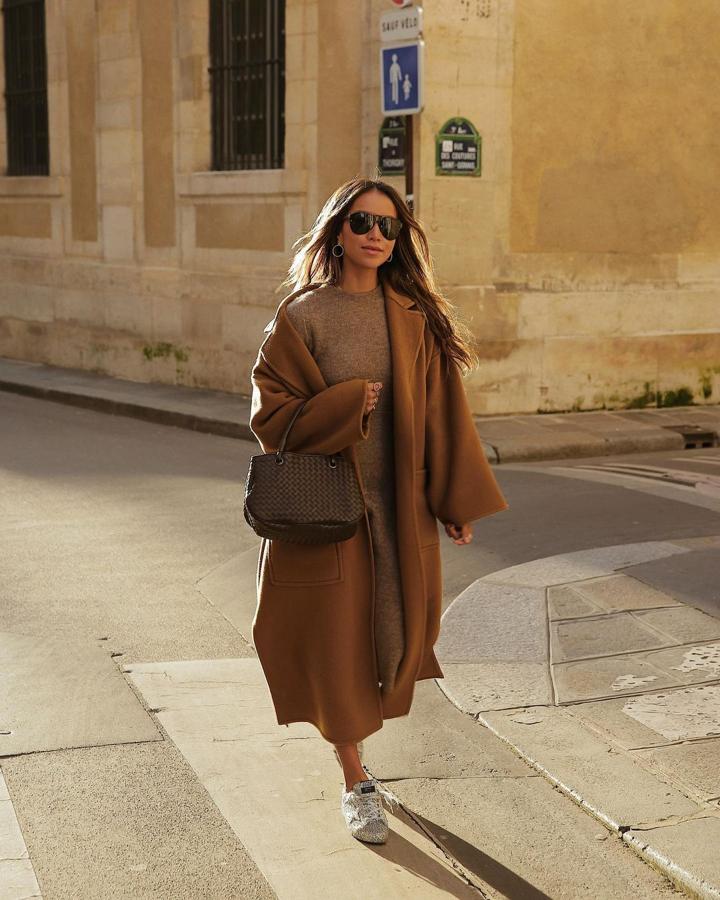 Abrigo oversize en color camel + vestido de punto + bolso trenzado de mano + zapatillas con glitter