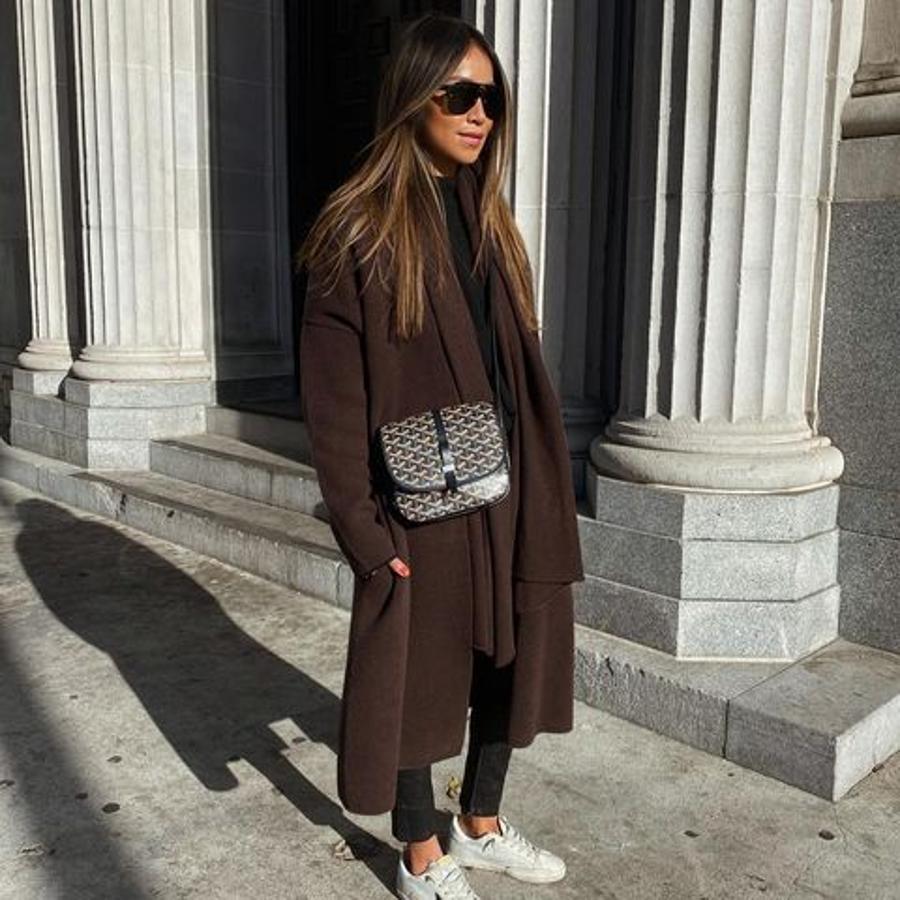 Abrigo de corte recto en color chocolate +pantalón pitillo negro+ bolso cruzado estampado + zapatillas blancas