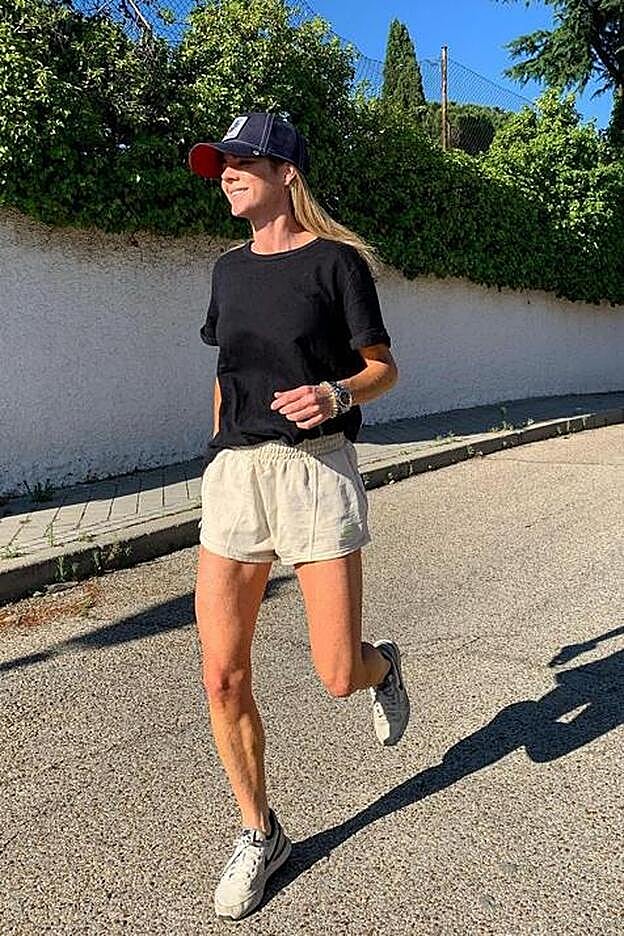 Apasionada por el running, Amelia disfruta con sus carreras diarias con las que consigue mantenerse activa y lucirun cuerpo libre de grasa.