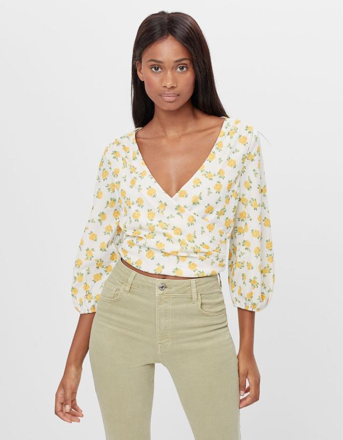 Blusa cruzada con escote de pico y estampado de flores, de Bershka (3,99 €).