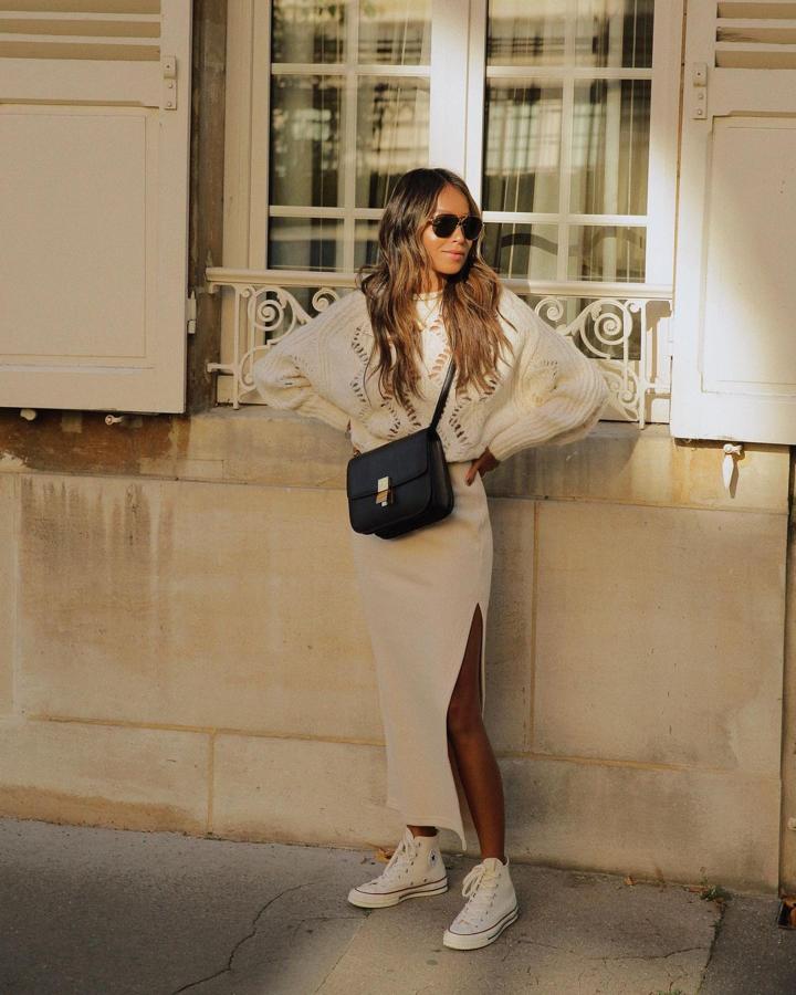 Jersey calado + falda tubo de punto + bolso negro cruzado + zapatillas Converse de bota blancas