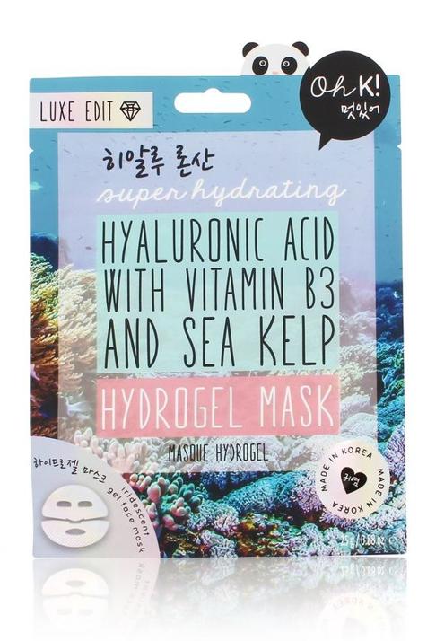 Mascarilla de tela con baya de açai de tejido con fibras súper suaves de Oh! K. Destaca por su poder antioxidante, y vitamina C y está formulada con una combinación de ingredientes marinos botánicos, ácido hialurónico y vitamina B3, que ayuda a mejorar el tono de la piel y la elasticidad. (5,99 euros)