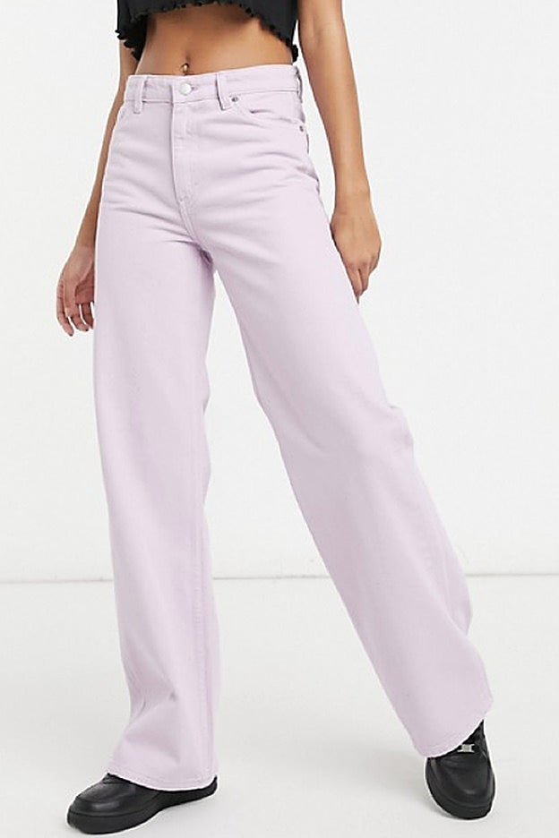 Pantalón vquero de pernera ancha y color lila de Monki.