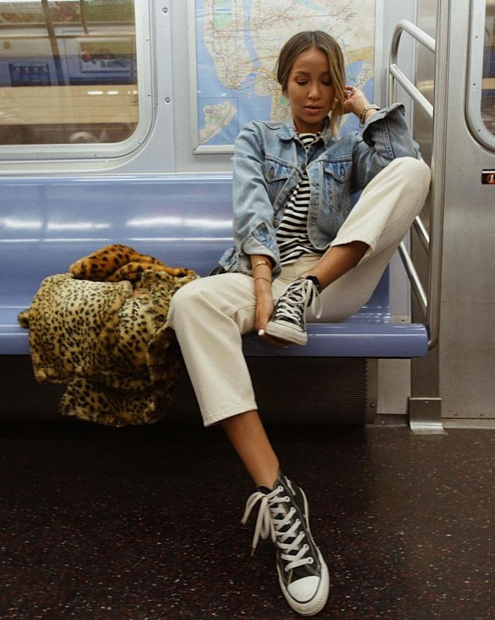 Cazadora vaquera + camiseta de rayas + pantalón crudo + zapatillas Converse de color negro