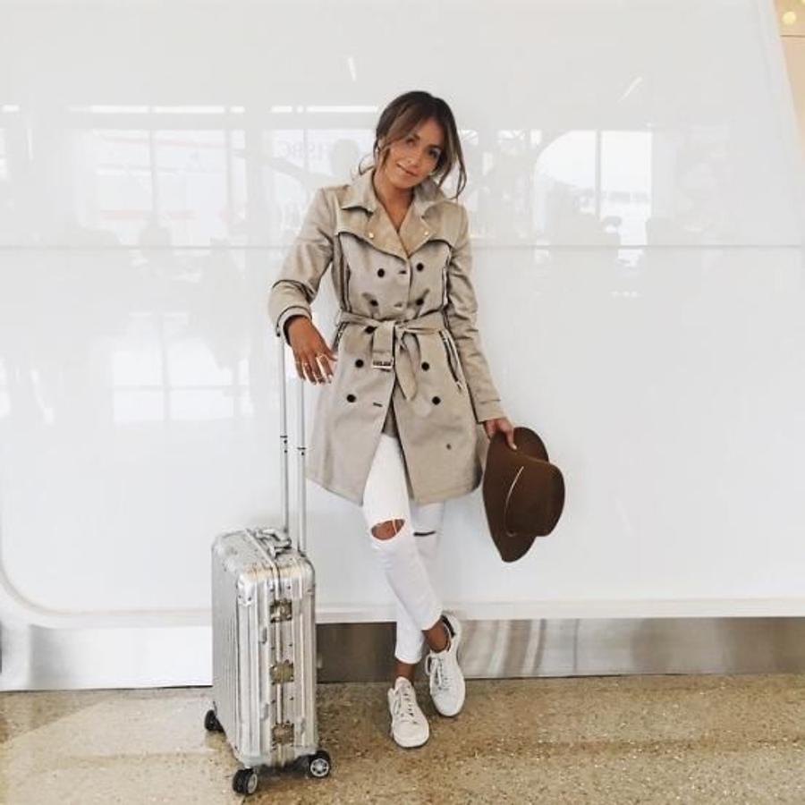 Gabardina con doble botonadura + pantalón roto de color blanco + sombrero marrón + zapatillas Adidas