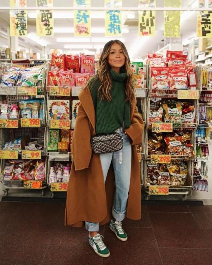 Abrigo oversize de color camel + jersey verde de cuello alto + vaqueros desgastados + zapatillas Golden Goose