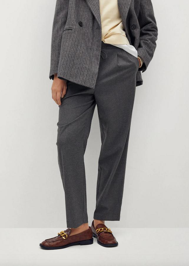 Con cintura elástica con cordón ajustable y detalle de pinzas, este pantalón gris de tiro alto costaba 29,99 euros y ahora podemos comprarlo por 9,99 euros entre las tallas XS y XL.