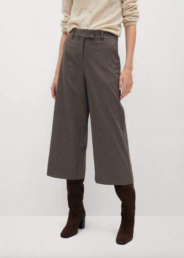 Confeccionado en poliéster reciclado, este pantalón culotte con estampado de cuadros mini viene con bolsillos laterales y trabillas. De 29,99 euros ha pasado a costar 12,99 euros y podemos encontrarlo entre las tallas 32 y 44, menos en la talla 38.