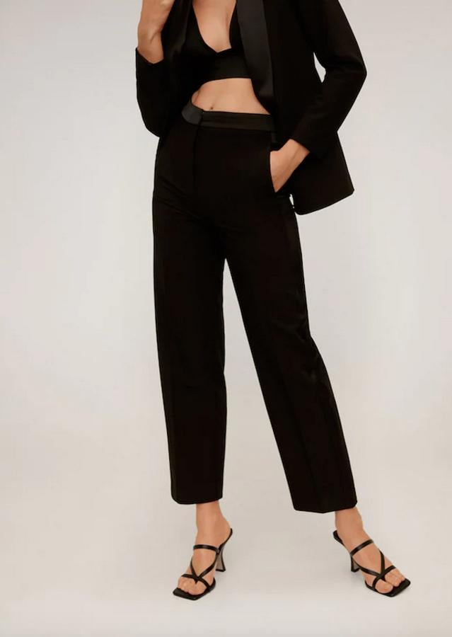 En color negro, con diseño alto recto y bolsillos laterales, este pantalón de traje con bajo tobillero costaba 39,99 euros y ahora podemos encontrarlo por 15,99 euros entre las tallas 34 y 40.