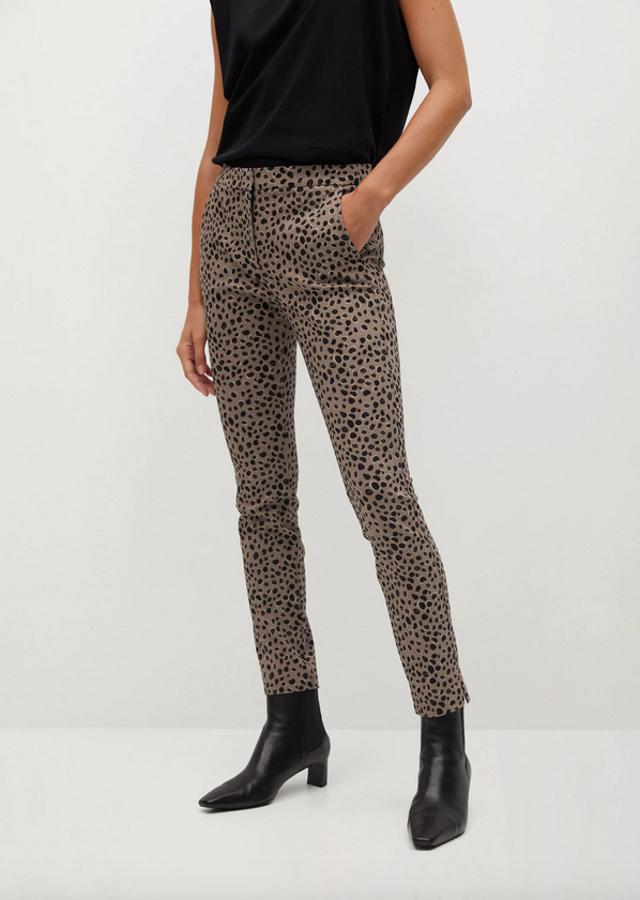 Este pantalón de corte skinny en beige oscuro con estampado de leopardo a contraste en negro es de tiro medio y diseño crop confeccionado en tejido elástico sostenible. Podemos encontrarlo en cinco diseños diferentes, entre ellos el rojo y el estampado de serpiente, por 9,99 euros (antes 19,99 euros) y los de la imagen están disponibles entre las tallas 32 y 38.