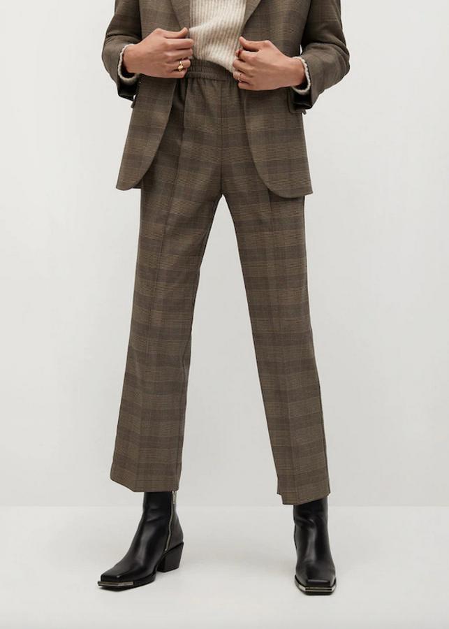 Con estampado de cuadros de tonos marrones, este pantalón con bajo tobillero es de diseño recto, tiro medio y viene con cintura elástica y bolsillos laterales. De 29,99 euros ha pasado a costar 12,99 euros y está disponible entre las tallas XS y XL.