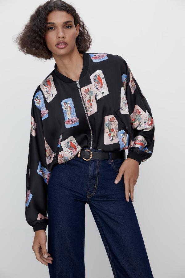 Cazadora tipo bomber de tejido sedoso con estampados, de Zara (29,95 €).
