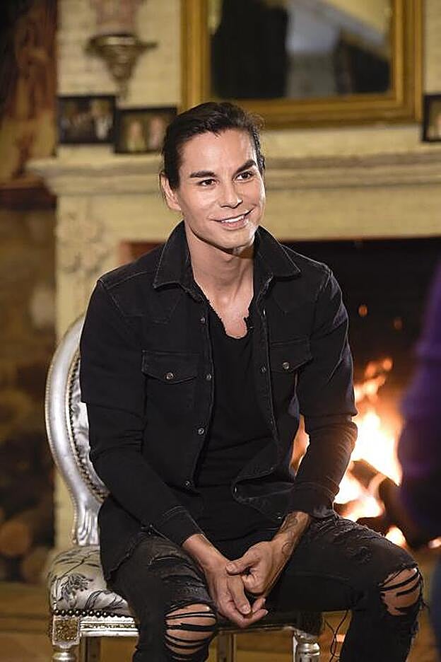 Julio Iglesias Jr. atendiendo a los medios amablemente, como siempre.