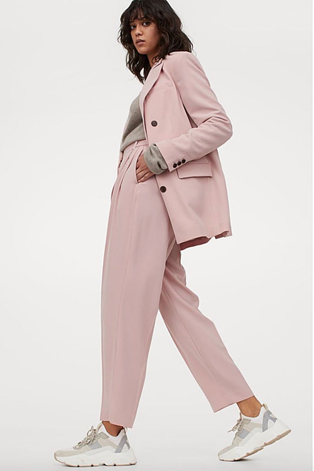 Traje rosa con pantalón tobillero y americana fluida de H&M.