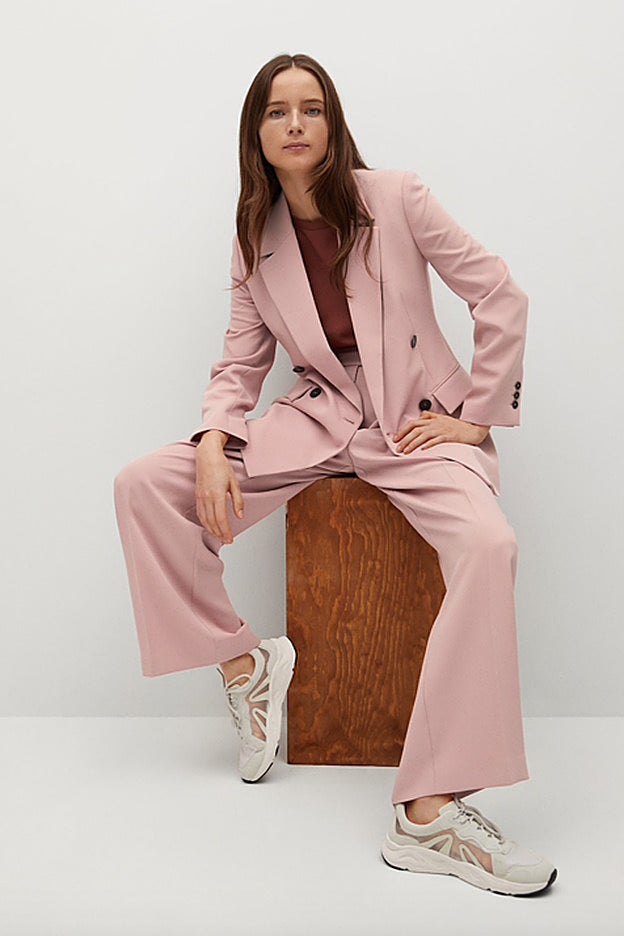 El traje rosa de silueta setentera de la nueva colección de Mango.