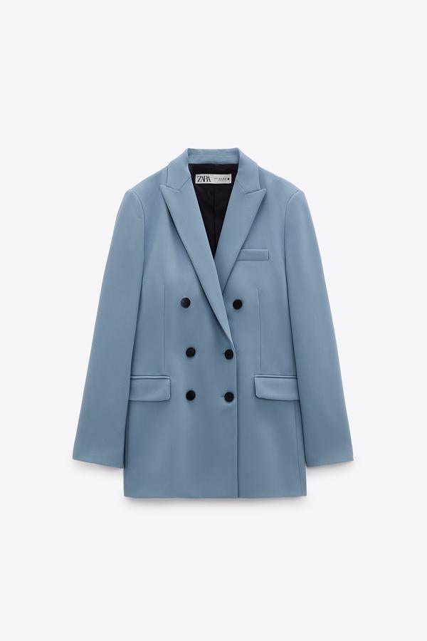 Americana con doble botonadura en azul lavanda de la nueva colección de Zara (59,99 euros)