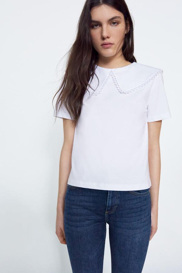 Camiseta blanca con maxi cuello calado de la colección de Zara (19,99 euros)