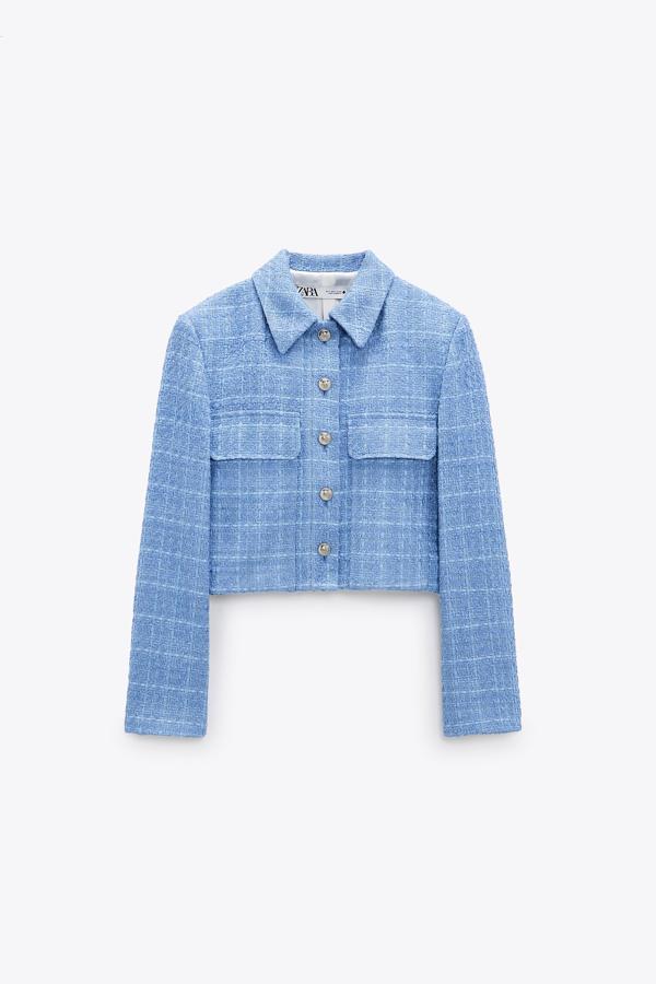 Chaqueta corta de tweedn en color azul lavanda de la colección de primavera de Zara (59,99 euros)