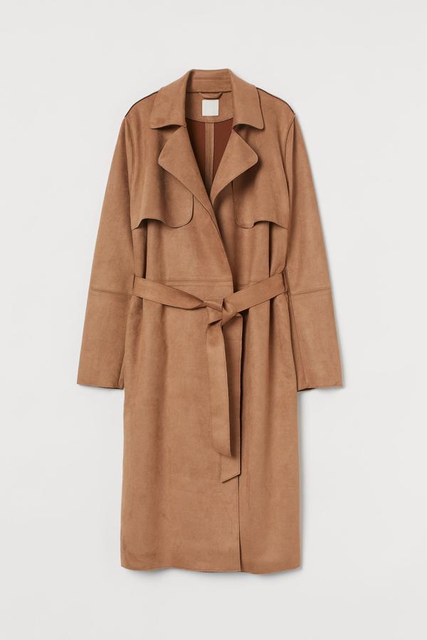Gabardina con efecto ante en color camel de la colección de primavera de H&M (49,99 euros)