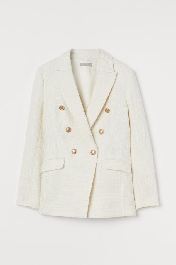 Americana blanca con doble botonadura de color dorado de la nueva colección de H&M (59,99 euros)