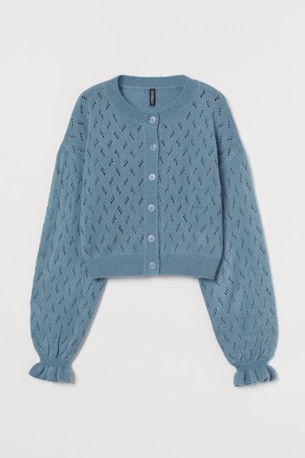 Chaqueta de punto calado en color azul de la colección de primavera de H&M (24,99 euros)