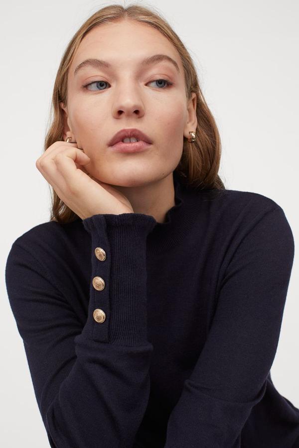 Jersey azul marino con botones dorados de la colección d eprimavera de H&M (29,99 euros)
