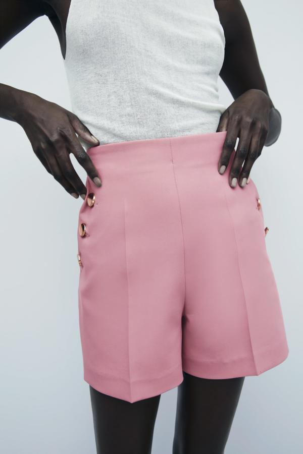 Bermudas rosas con botones dorados de la colección de primavera de Zara (19,99 euros)