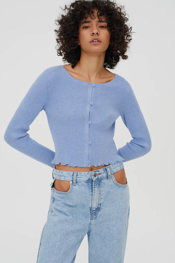En color azul claro aunque disponible en otros colores, esta chaqueta cropped de canalé con cierre de botones y detalles rizados en el bajo es de Pull & Bear y tiene un precio de 17,99 euros.