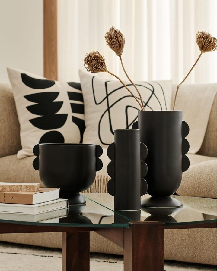 Los jarrones de este conjunto de cerámica negra de inspiración retro cuestan 17.99, 12.99 y 19.99 euros en H&M Home.